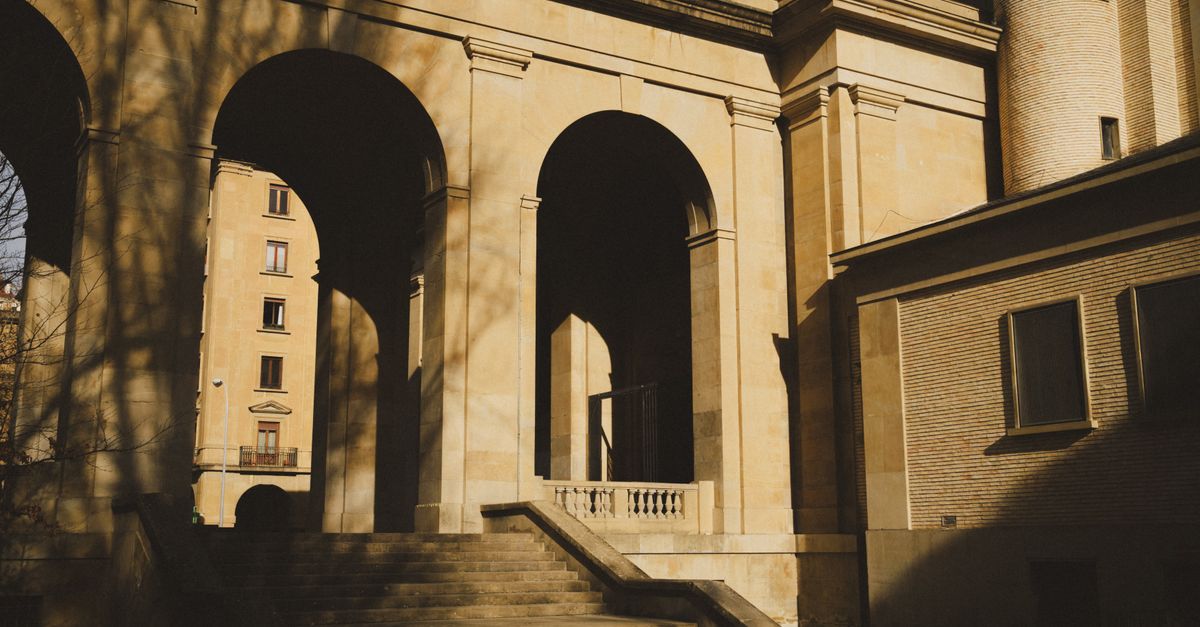 Imagem editorial para o artigo de numerologia do nome Nair