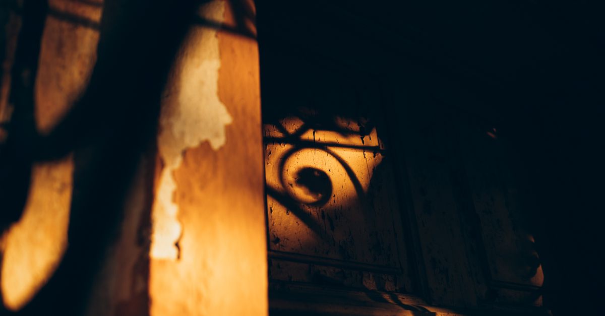 Imagem editorial para o artigo de numerologia do nome Vitor