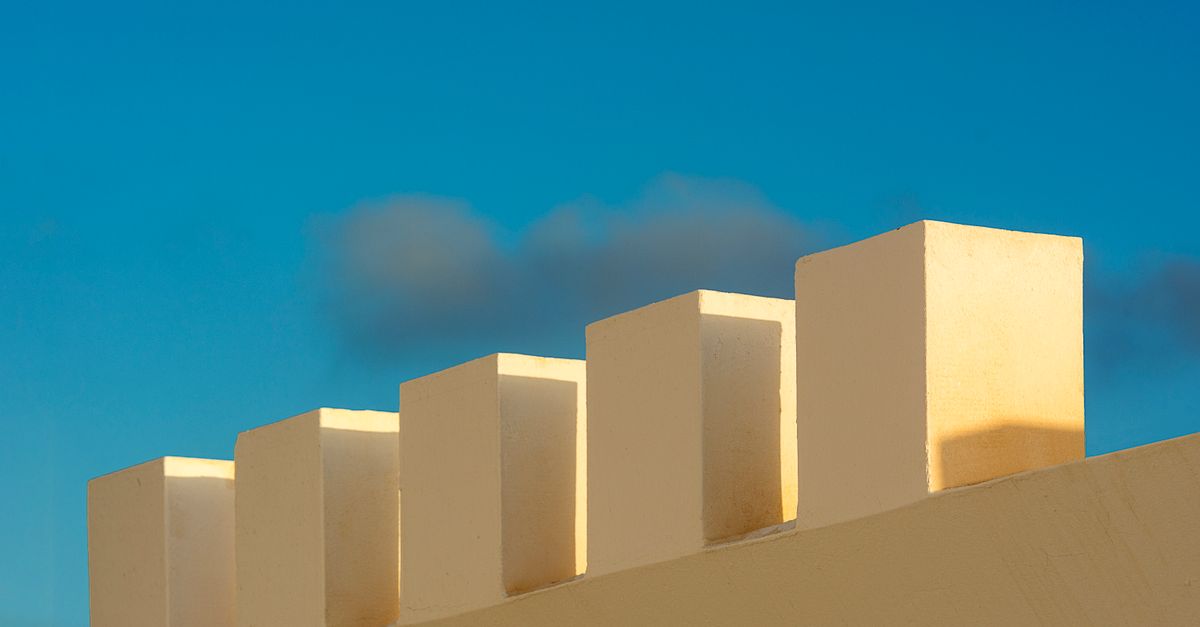 Imagem editorial para o artigo de numerologia do nome Vitória
